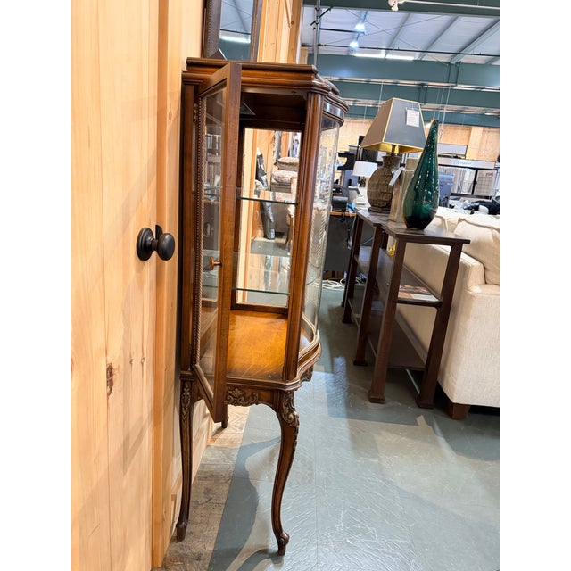 French Mid 20th Century Louis XV Style Glass Curio Cabinet With Cabriole Legs and Curved Silhouette For Sale - Image 3 of 8