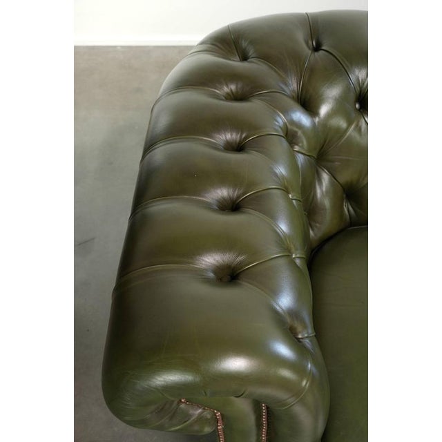 Animal Skin Chesterfield 2.5-seater Sofa in Green Cowhide Leather For Sale - Image 7 of 14