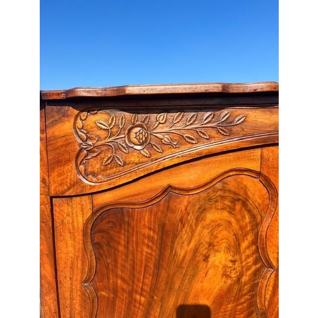 Fine 18th Century French Louis XV Provincial Burl Walnut Sideboard / Buffet. For Sale - Image 6 of 18