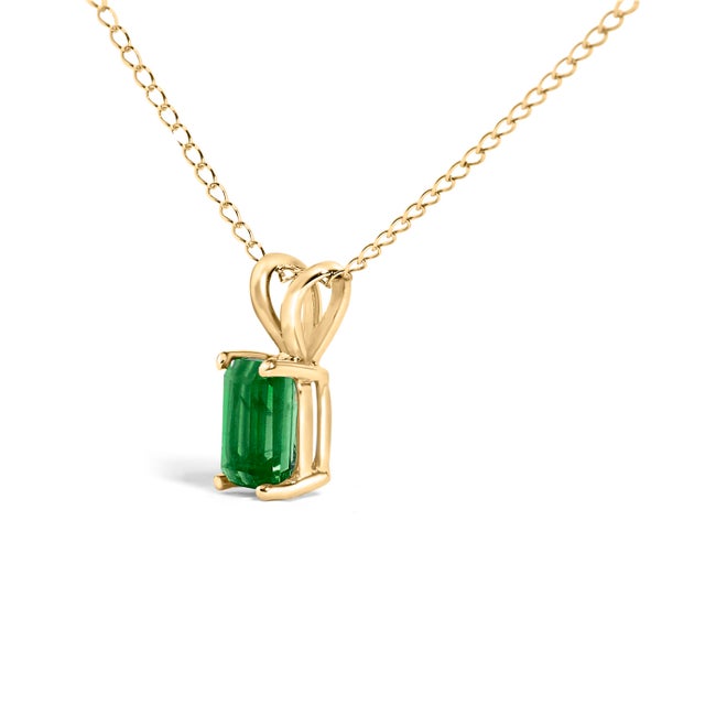 Contemporary 14K Yellow Gold 6x4MM Emerald Cut Green Emerald Solitaire Pendant Necklace For Sale - Image 3 of 5
