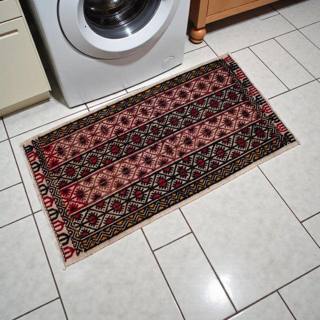 Offered is a hand-woven and braided small Turkish rug. Dimension: 21.3 x 39 inches Material : Wool on cotton. Origin:...