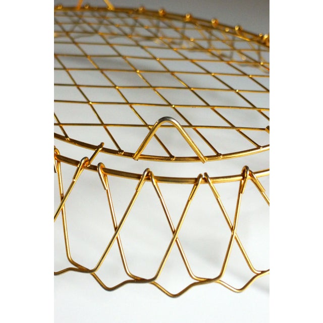 Small midcentury basket in oval format, all in openwork metal mesh: 4 small triangle feet, diamond-shaped cross-shaped...