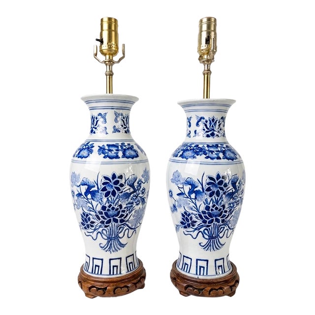 Chinoiserie Blue and White Porcelain Vase Table Lamps For Sale