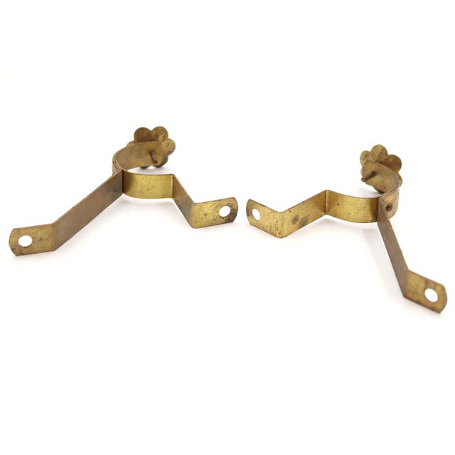 Late 20th Century Pair of Vintage Brass Scalloped Floral Curtain Rod Brackets For Sale - Image 5 of 5