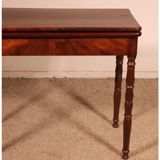 Exquisite 19th-century mahogany games table This beautiful games table features a folding top and a movable base to...