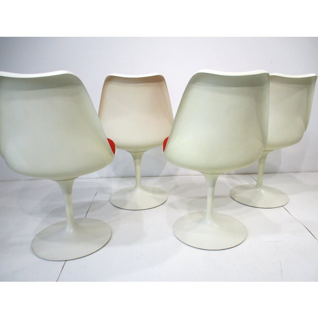 White Early 42" Saarinen Tulip Dining Set With 4 Chairs by Knoll For Sale - Image 8 of 18