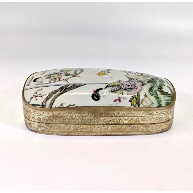 Chinese 19th Century Large Chinese Porcelain Shard Box of Ladies in a Garden For Sale - Image 3 of 4