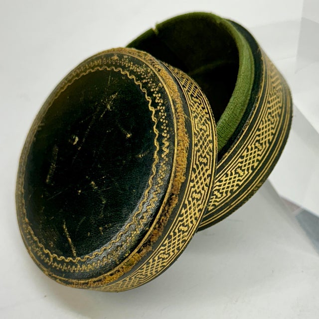 Early 1920s Round Italian Leather Jewelry Box For Sale - Image 11 of 12