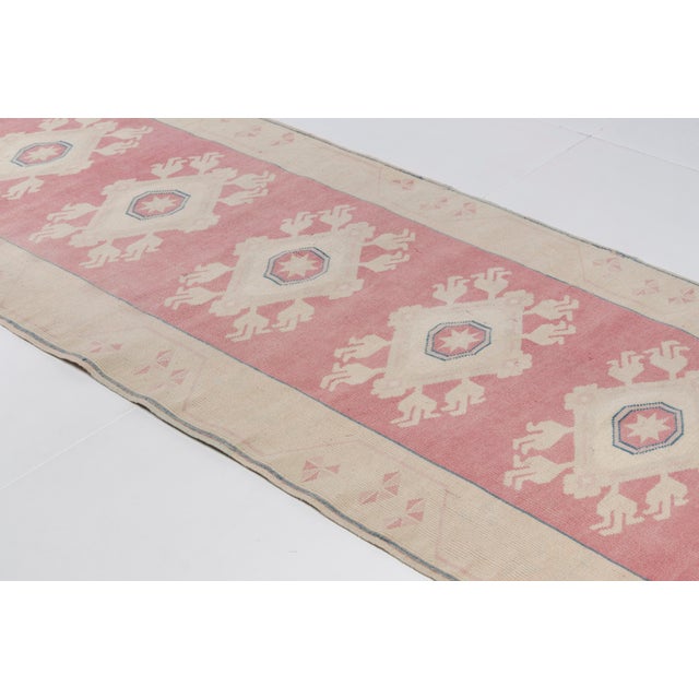 1960s 1960s Hand-Knotted Medallion Rug in Rose and Ivory Rug For Sale - Image 5 of 10