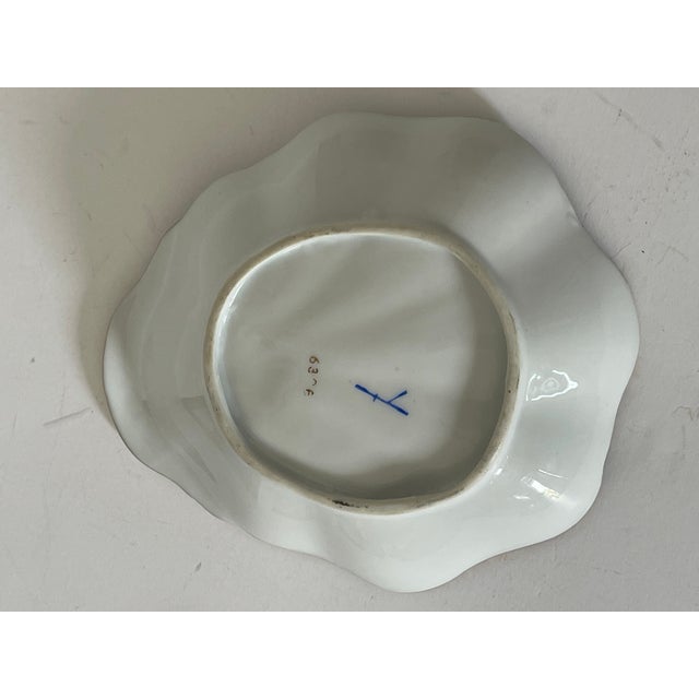 Beautiful fine porcelain shell shape vide Poche dish Handpainted.