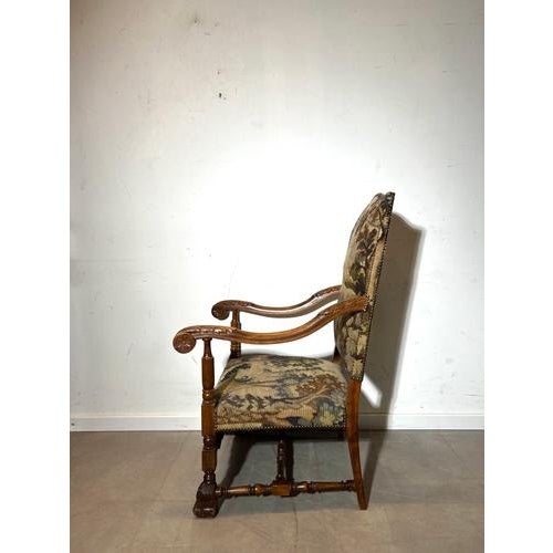 This elegant piece stands out thanks to its sculpted armrests, carved front stretcher and claw feet. The upholstery...