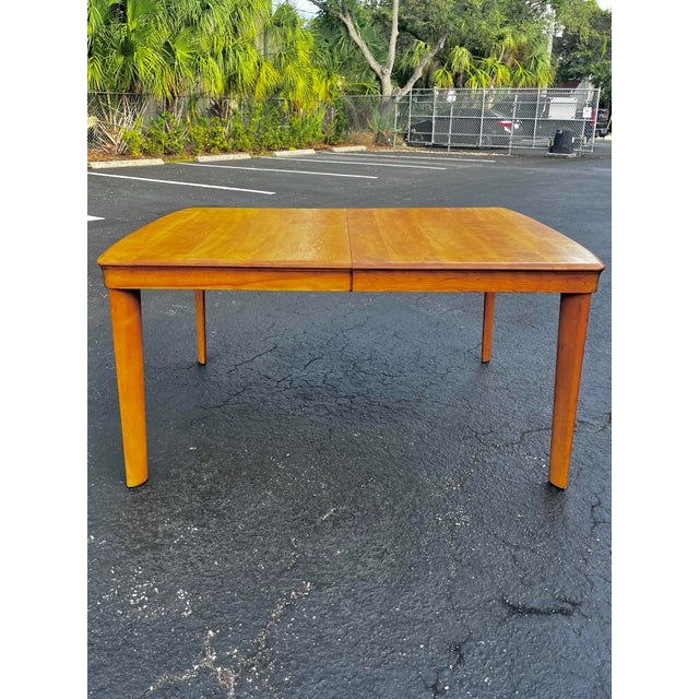 Wood Mid Century Modern Birch Extendable Dining Table With Self-Storing Leafs | in the Style of Heywood-Wakefield For Sale - Image 7 of 12