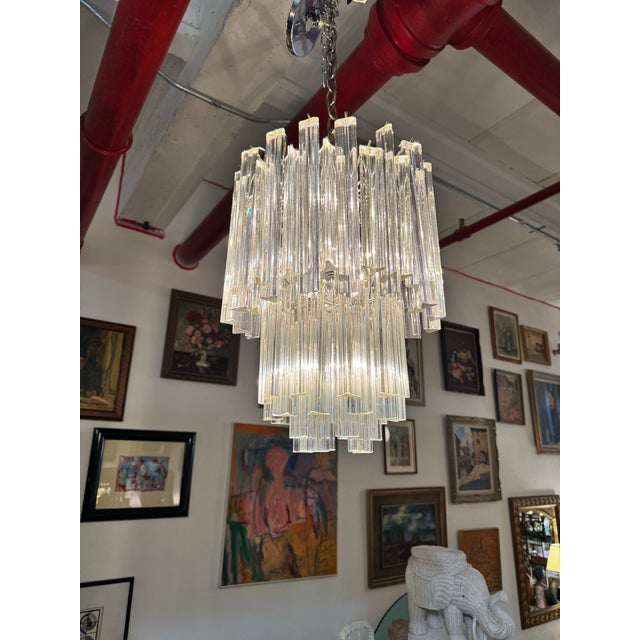 This exquisite 1970s vintage chandelier, from renowned Italian design house Venini, showcases the timeless elegance of...