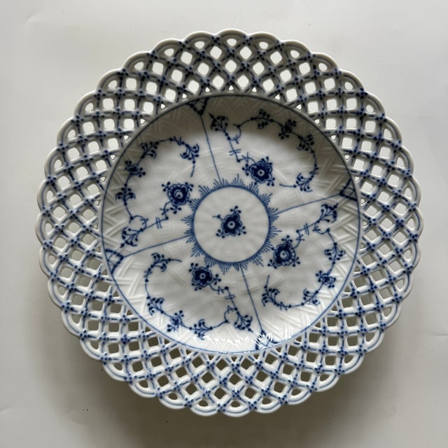 Blue Fluted Full Lace Musselmalet #1098 Open Plate from Royal Copenhagen, 1985 For Sale - Image 6 of 6