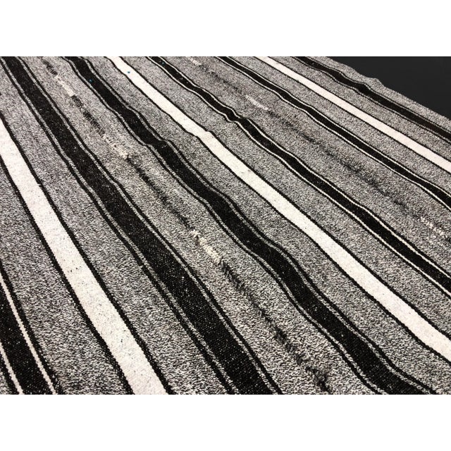 1960s Vintage Aztec Handmade Turkish Anatolian Gray Natural Boho Kilim Rug- 5′6″ × 8′4″ For Sale - Image 10 of 11