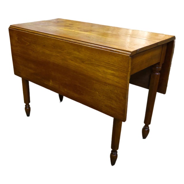 Late 19th Century American Colonial Style Walnut Drop Leaf Dining Table For Sale