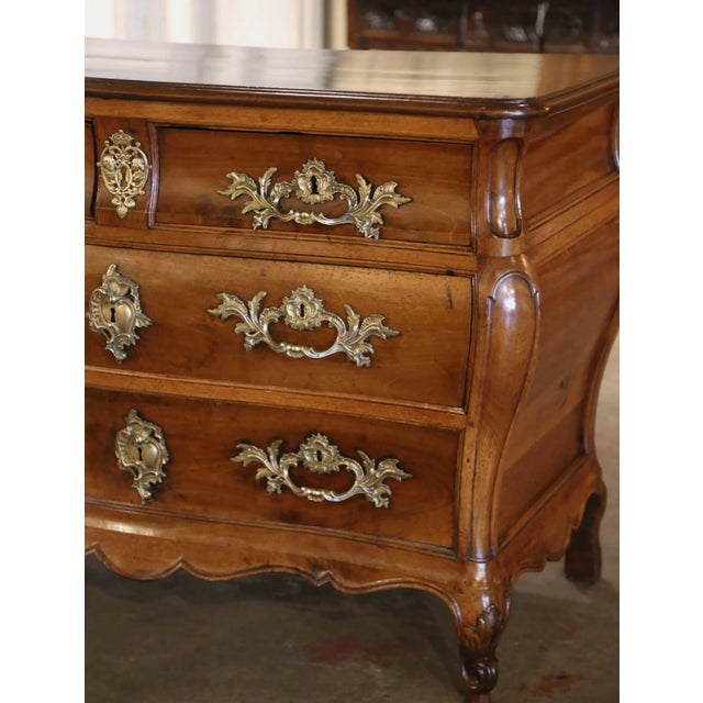 French 18th Century French Louis XV Walnut “Commode Tombeau” From Bordeaux For Sale - Image 3 of 10