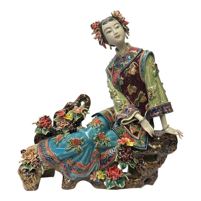 Chinese Porcelain Qing Style Dressing Flower Sitting on Rock Lady Figure For Sale