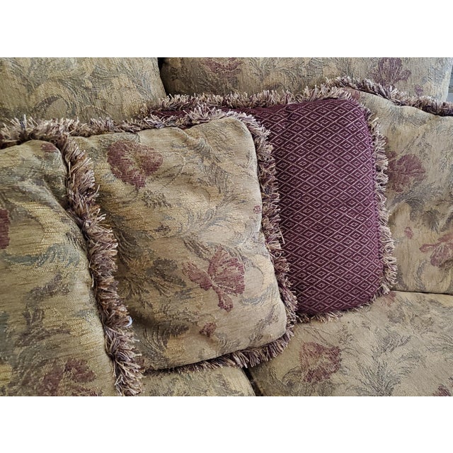 Classic elegance and extreme comfort, in earth tones. A vintage three-seater skirted pillowback sofa by Thomasville...