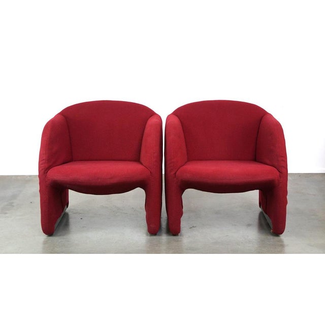 This beautiful set of 2 red vintage design armchairs from Artifort, model BEN in red fabric. This great set is by designer...