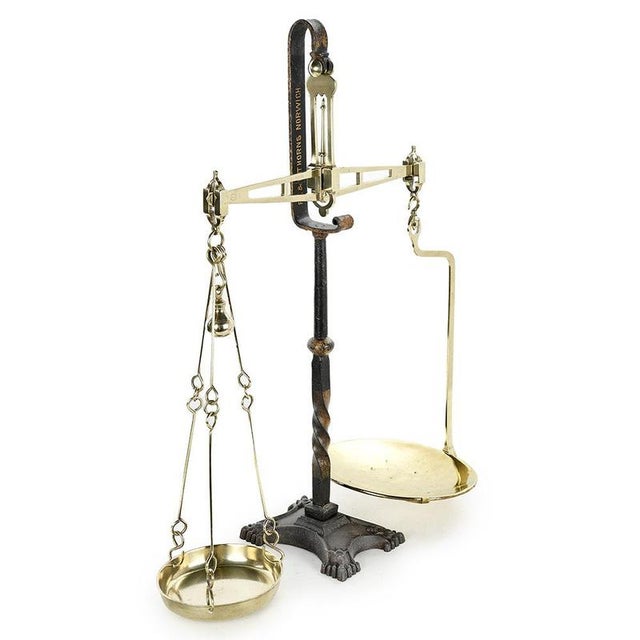 This 20th century English scale is a magnificent piece of cast iron and brass, reflecting the artisanal know-how of the...