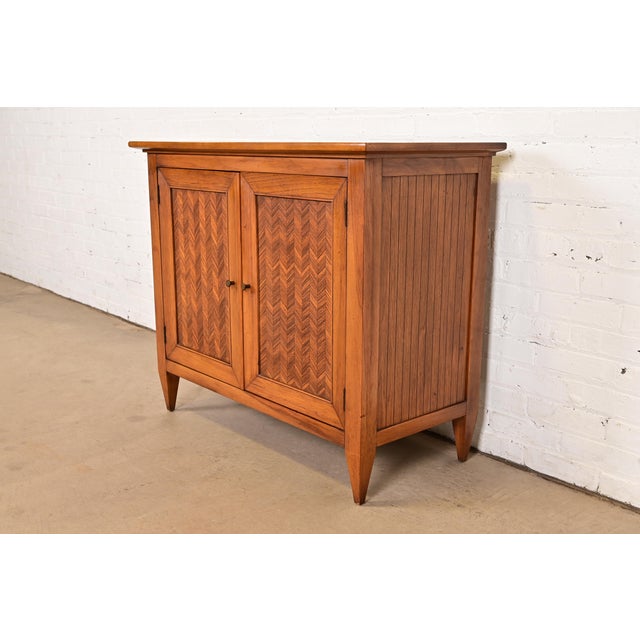 Mid-Century Modern Tomlinson Sophisticate Mid-Century Modern Walnut Buffet Server or Bar Cabinet, 1950s For Sale - Image 3 of 14