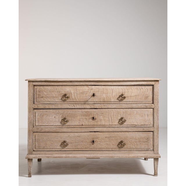 Early 19th Century France Weathered Whitewash Cerused Oak Chest Of Drawers For Sale In Greensboro - Image 6 of 11