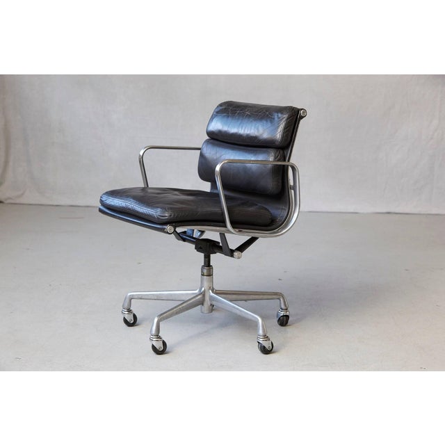 Eames Aluminum Group Black Leather Soft Pad Chair on Casters for Herman