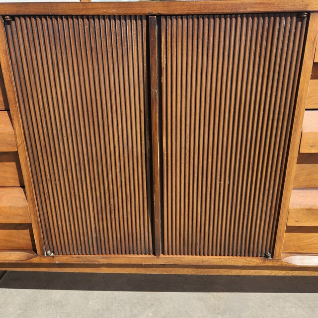 Lane "First Edition" 9 Drawer Dresser and Nightstand Circa 1960s, Set of 2 For Sale - Image 9 of 11