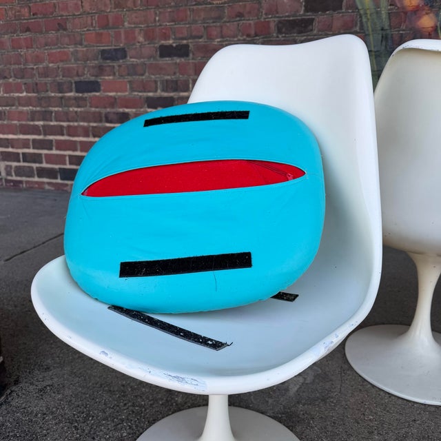 Mid-Century Modern Vintage Eero Saarinen for Knoll, Tulip Chairs and a Tulip Table For Sale - Image 3 of 12