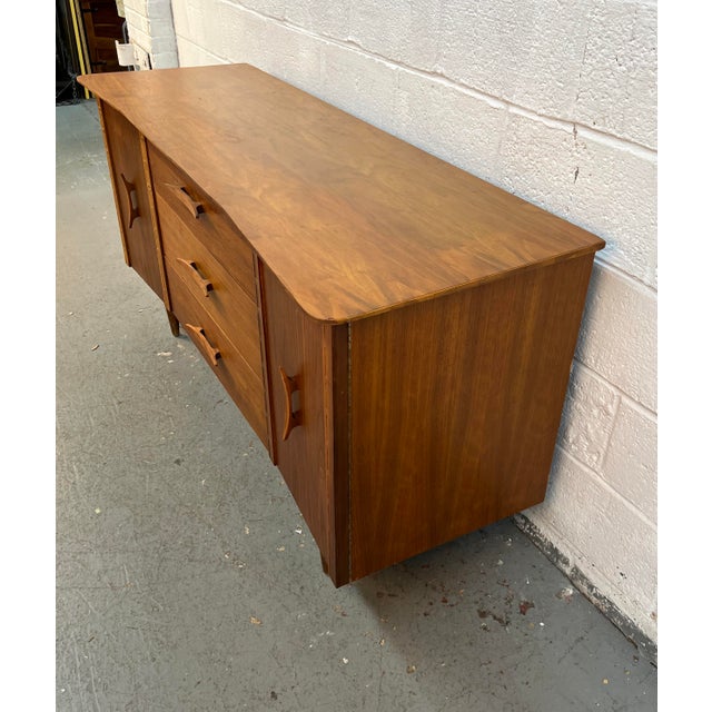 Mid-Century Sculpted Walnut Credenza by Young Manufacturing, Attributed For Sale In New York - Image 6 of 17