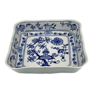 Zwiebelmuster "Blue Onion" 9-Inch Square Blue and White Vegetable Bowl Vintage For Sale