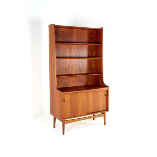 A beautiful vintage Danish bookcase with plenty of storage space. Are you looking for a stylish, multifunctional piece of...