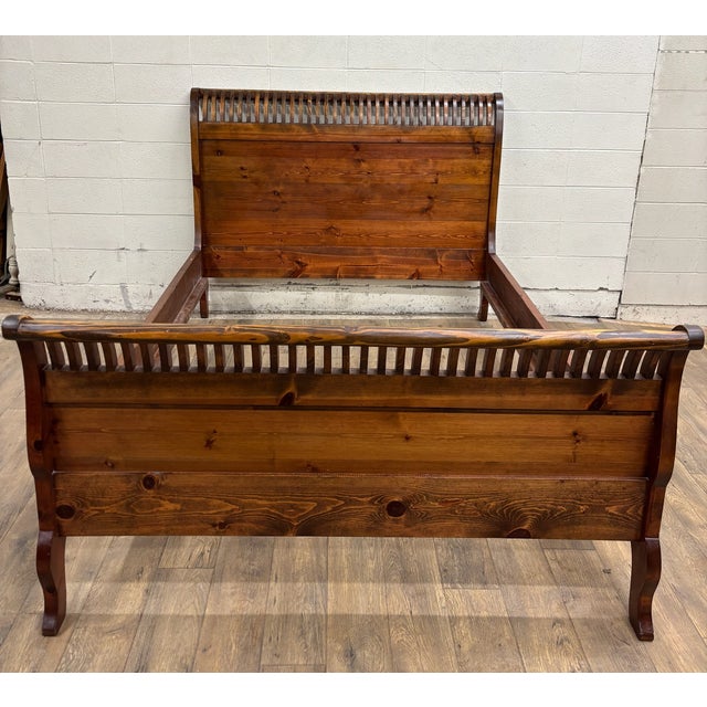 This is a gorgeous vintage Queen pine sleigh bed. This bed is made of pine wood. Set includes headboard, footboard, side...