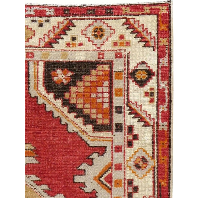 Tribal Galerie Shabab Collection Mid-20th Century Handmade Turkish Oushak Throw Rug in Red and Ivory For Sale - Image 3 of 9