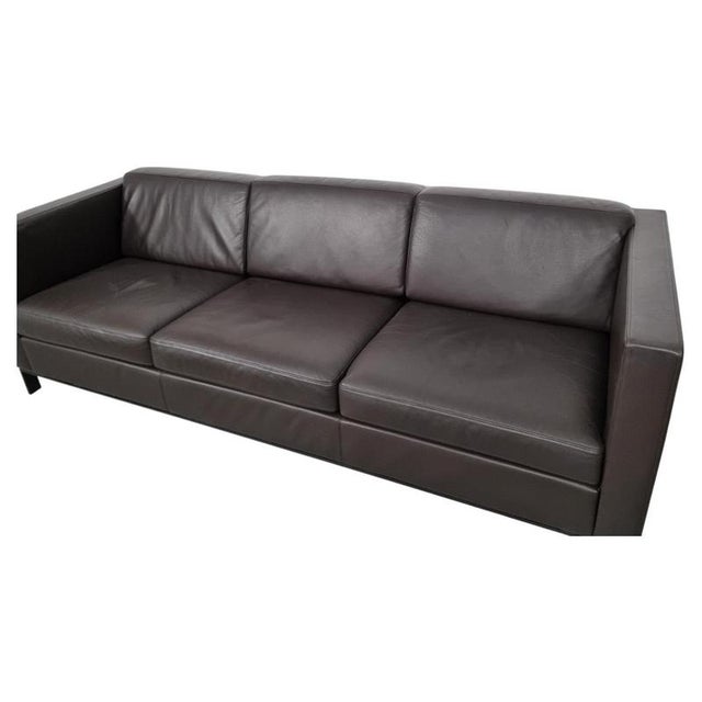 We are delighted to offer this elegant Walter Knoll Foster 500 sofa, designed by renowned British architect Norman Foster....