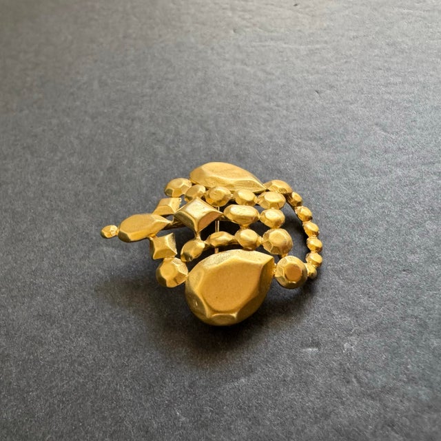 Metal Trifari Gold Crown Brooch Vintage Matte Tm Retro Pin For Sale - Image 7 of 8