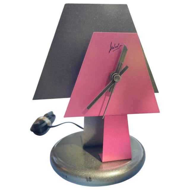 1980s Radical Table Lamp Clock in Red and Black Lacquered Metal, 1980s For Sale - Image 5 of 5