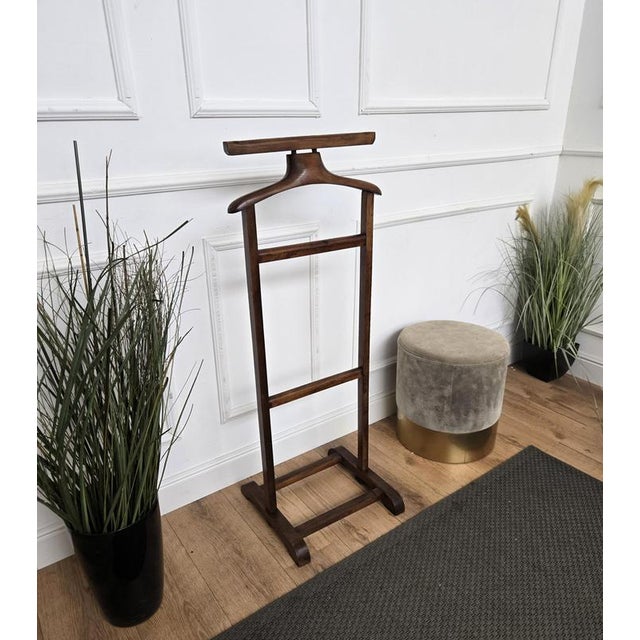 Vintage 1970s Italian wood dressboy valet stand, with classic carved column and pedestals.