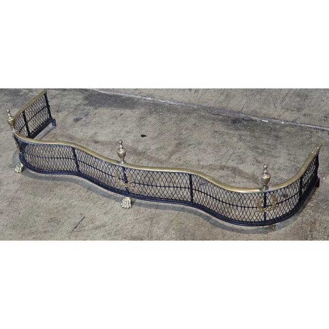 Mid 20th Century Brass and Steel Woven Serpentine Fireplace Fender With Wreath Designs & Paw Feet For Sale - Image 5 of 9