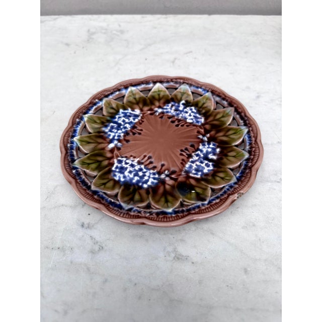 Majolica reticulated lilac plate signed Villeroy & Boch, circa 1890.