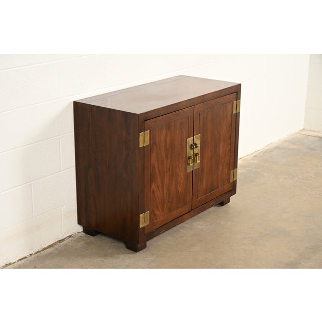 Henredon Henredon Mid-Century Hollywood Regency Campaign Oak and Brass Buffet Server or Bar Cabinet For Sale - Image 4 of 17