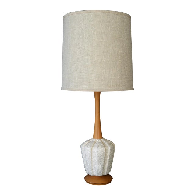 1950s Mid-Century Modern Textured White Ceramic & Maple Wood Table Lamp For Sale