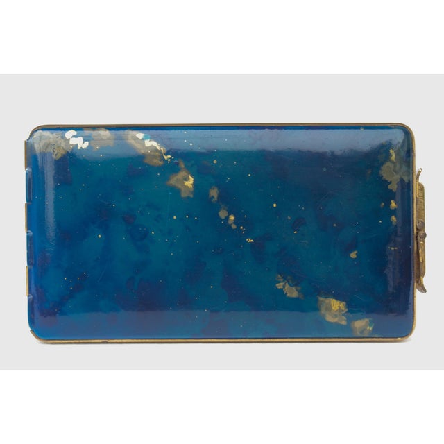 Small, elegant minaudière, made in Germany in the 1930s. Brass and white metal coated. Marble-effect coated surface in...