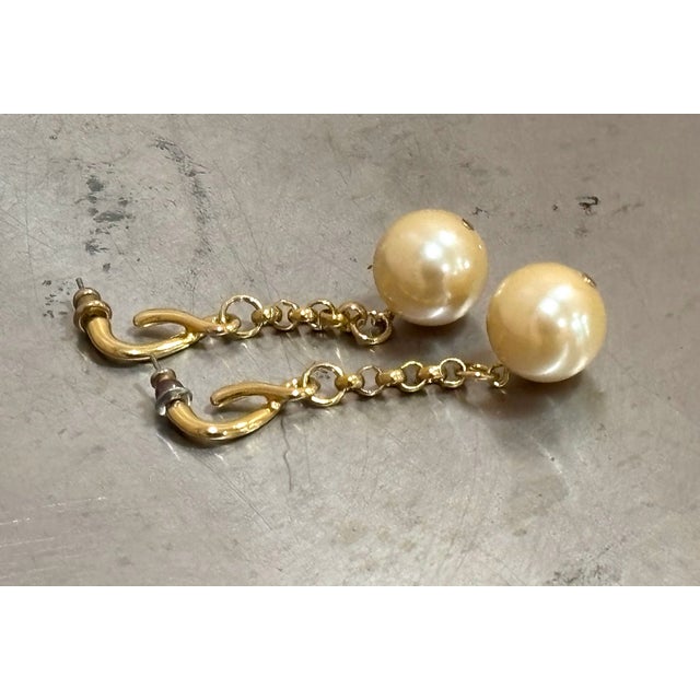 1980s-90s Gold Tone Faux-Pearl Drop Earrings For Sale - Image 4 of 4