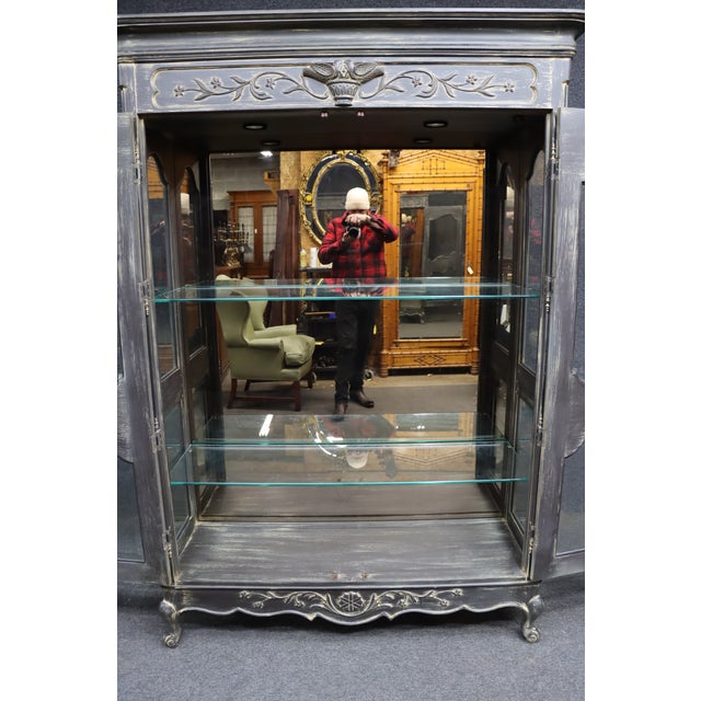 Late 20th Century French Provincial Style Carved Display Cabinet / Vitrine For Sale - Image 18 of 18