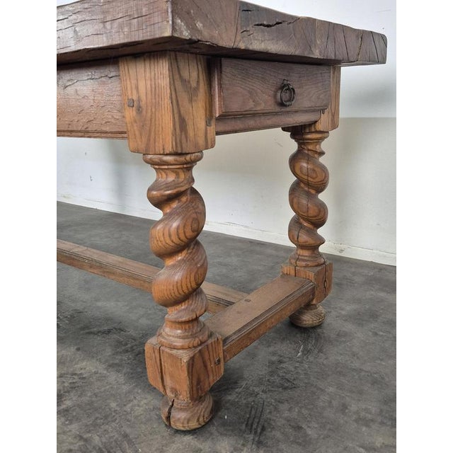 Louis XIII Style Farmhouse Table in Oak, in Very Good conditions.