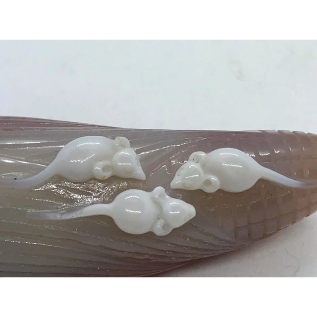Agate Snuff Bottle in the Shape of an Ear of Corn With White Mice For Sale In Chicago - Image 6 of 9