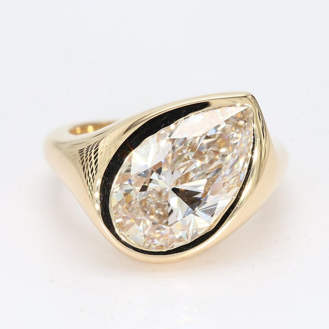 14k Yellow Gold Bezel-Set Ring With Pear Shaped Lab-Grown Diamond - Size 6.5 For Sale - Image 4 of 4