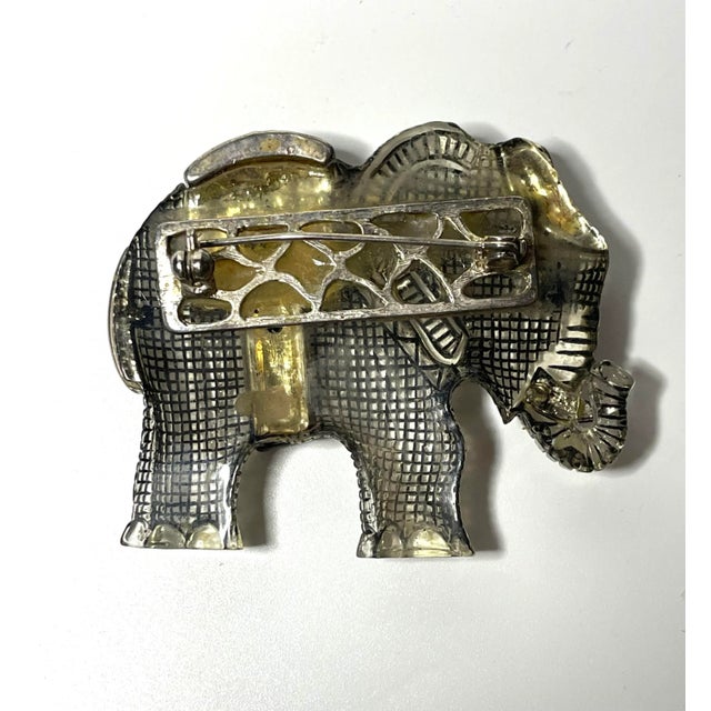 English 1960s Vintage Lucite Elephant Brooche For Sale - Image 3 of 3